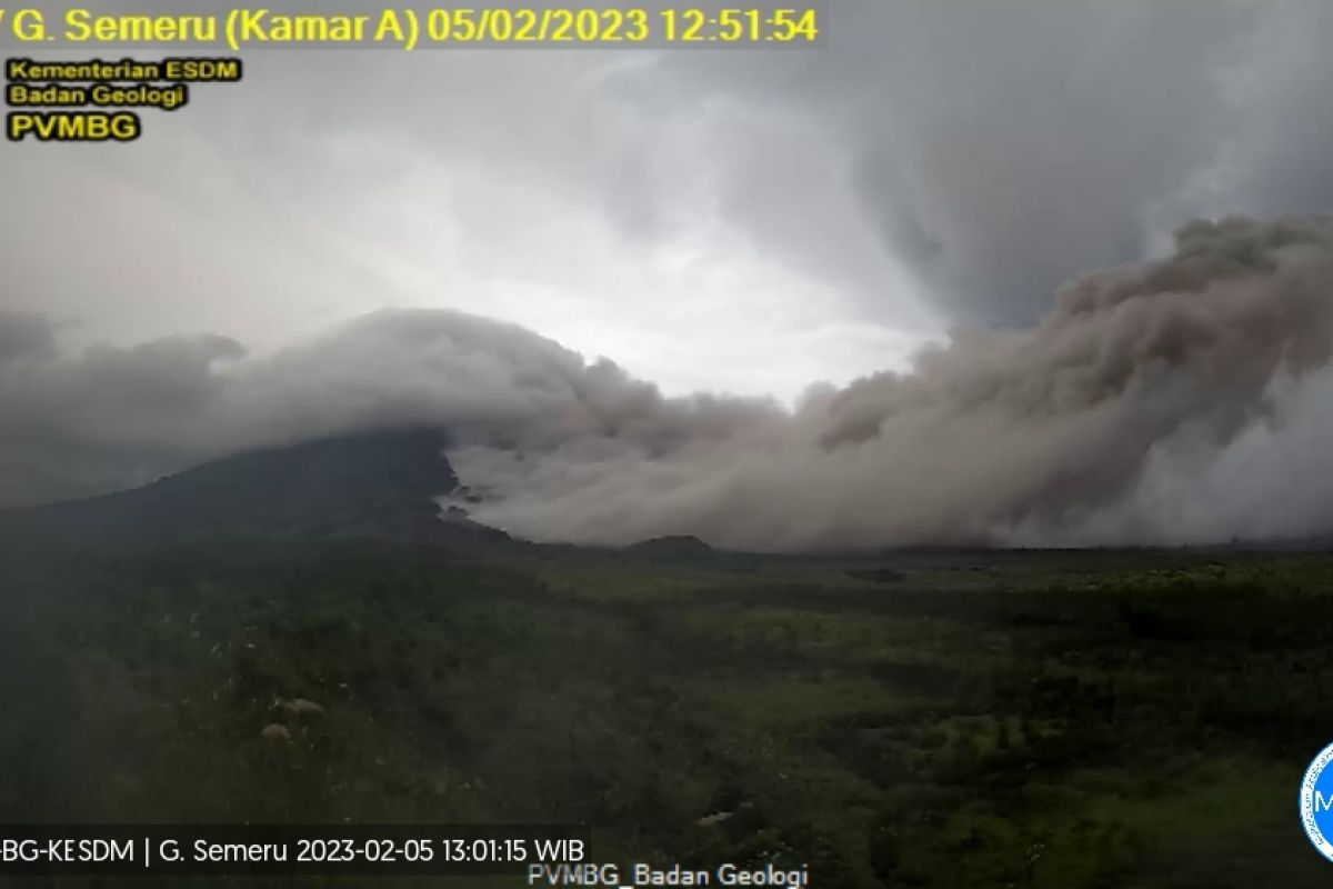 Gunung Semeru di Jawa Timur erupsi disertai awan panas guguran sejauh 6 km