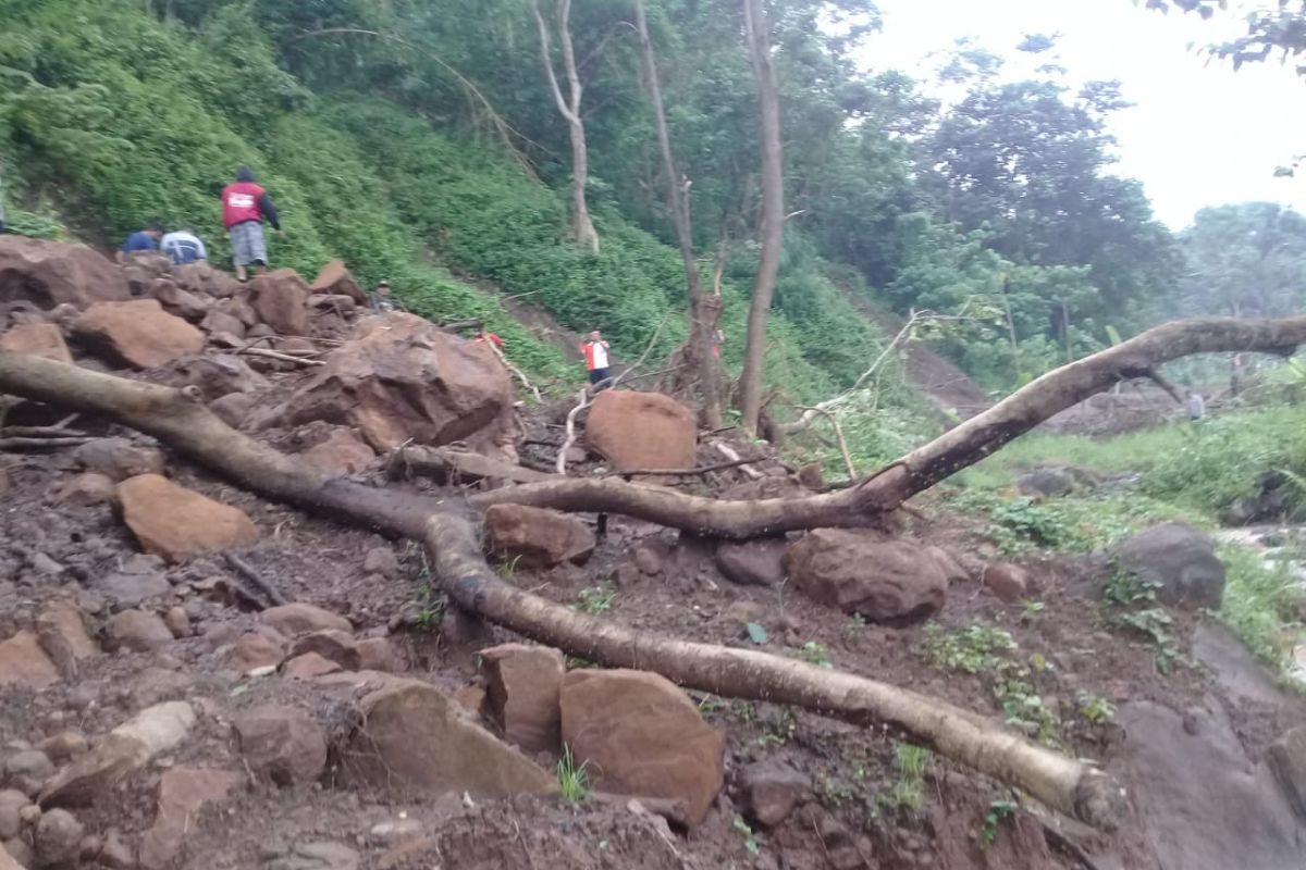 BPBD Situbondo kirim alat berat ke lokasi longsor tutup jalan desa