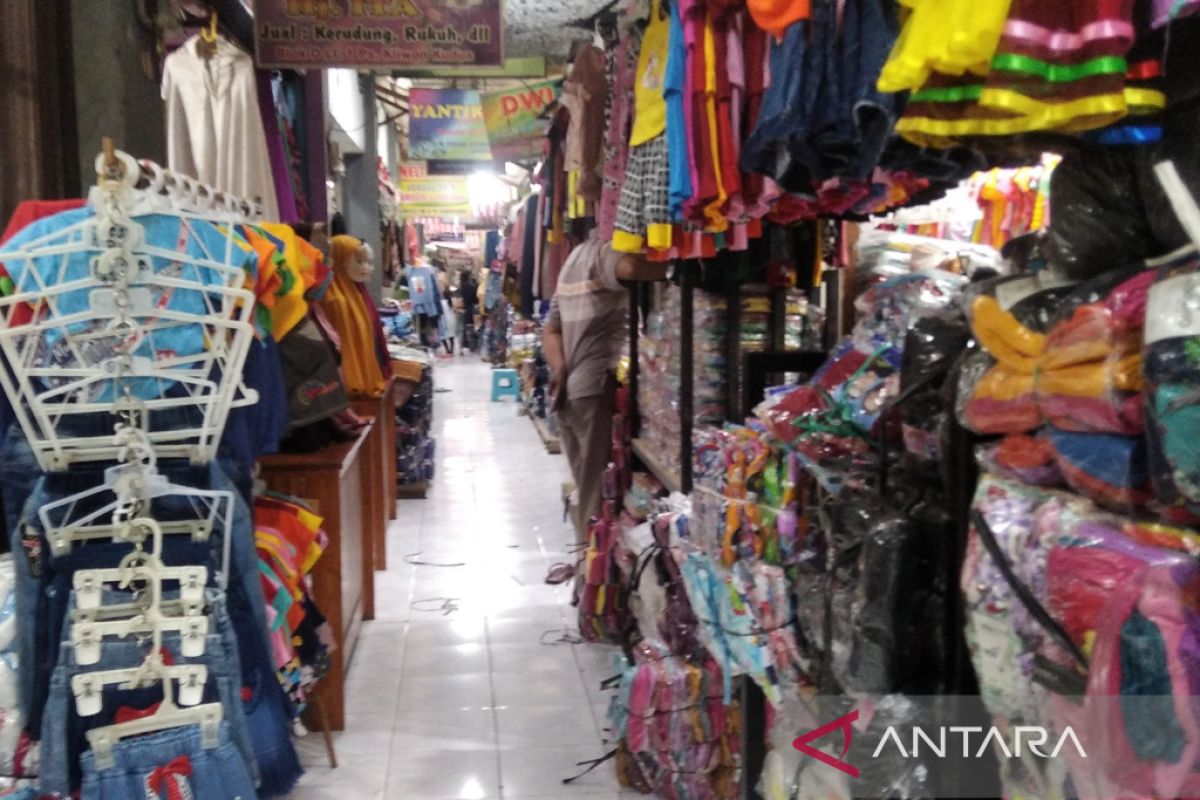 Transaksi penjualan di Pasar Grosir Kliwon Kudus masih sepi
