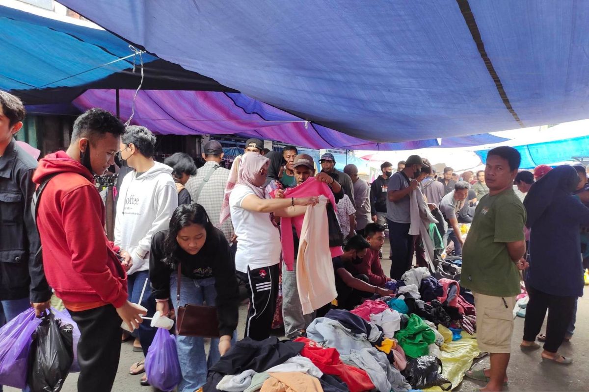 Pakaian eks luar negeri laris di Pasar Tungging Banjarmasin