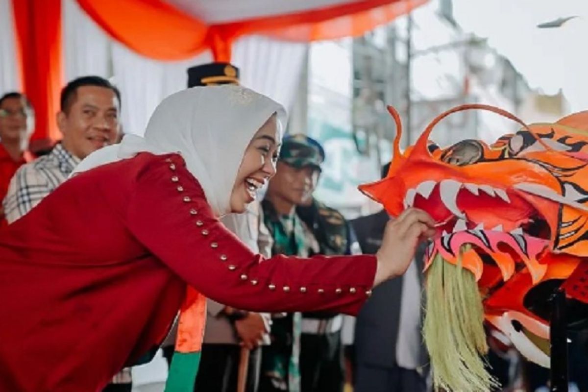 warga Karawang padati jalanan pusat kota saksikan perayaan Cap Go Meh