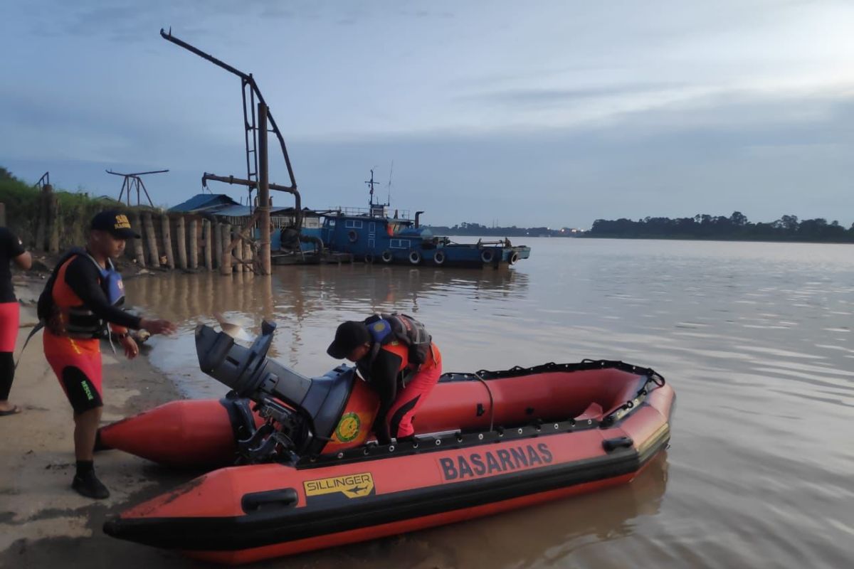 Basarnas cari ABK tenggelam saat bersihkan kapal di Sungai Batang Hari