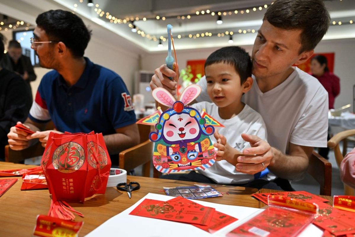Warga asing berkumpul di Hainan China rayakan Festival Lampion