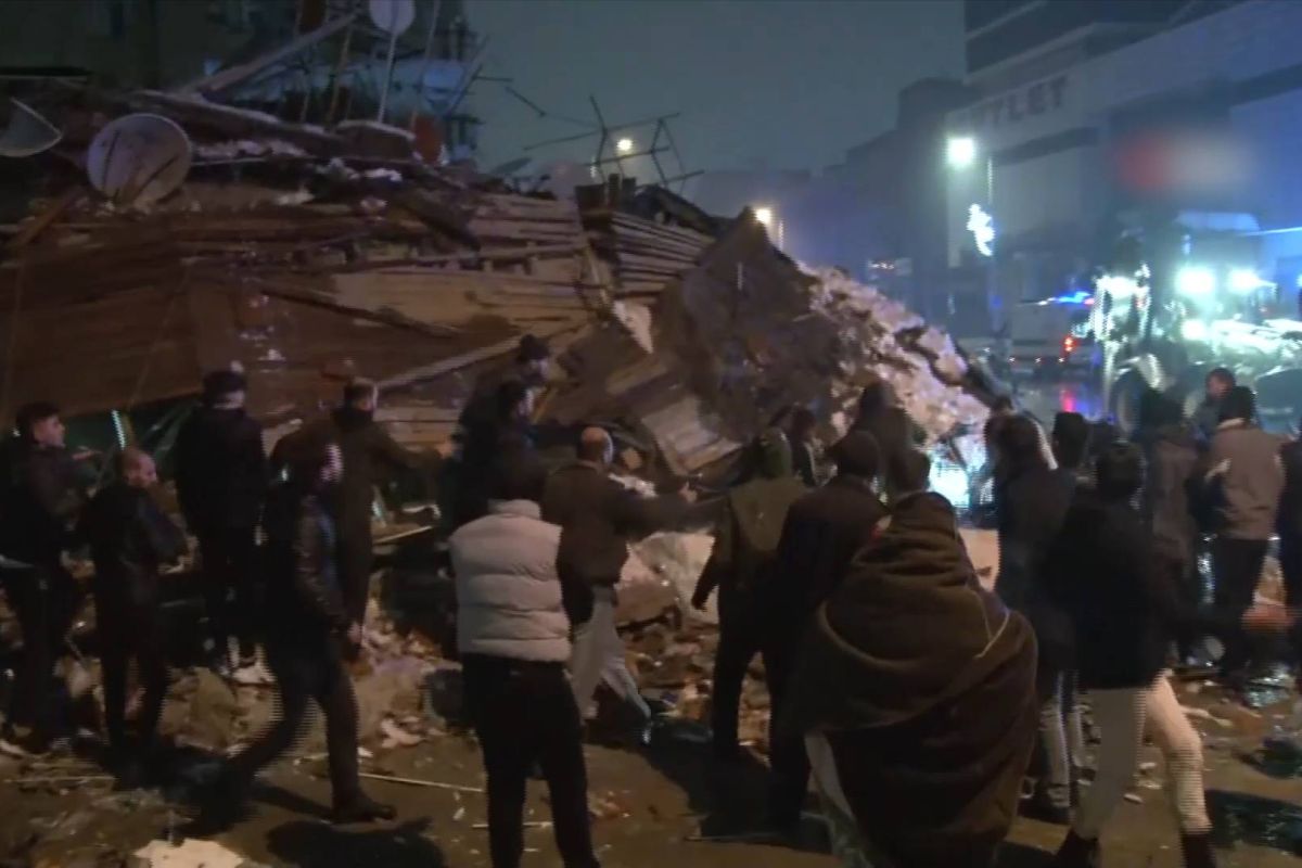 Sedikitnya 284 orang tewas usai gempa bumi dahsyat guncang Turki