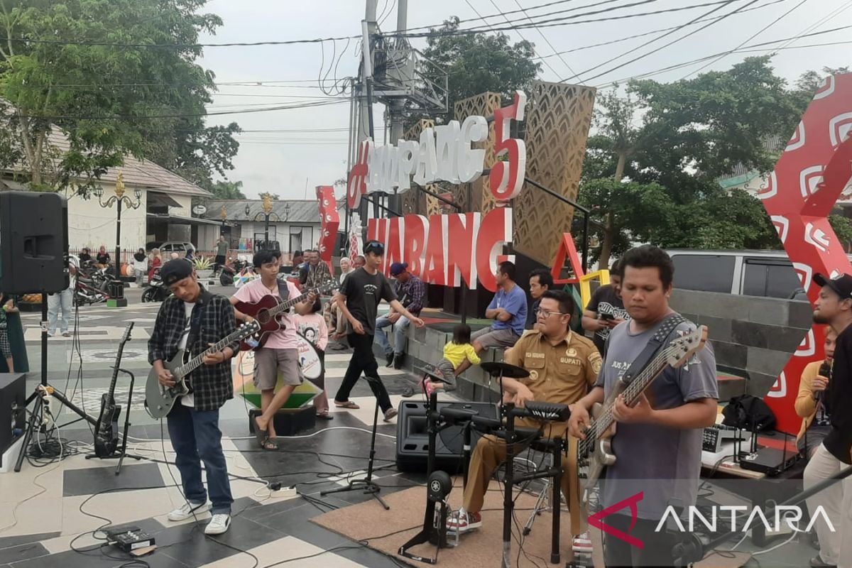 Bupati Bangka Selatan jadi drummer bersama komunitas Band Toboali di Simpang Lima