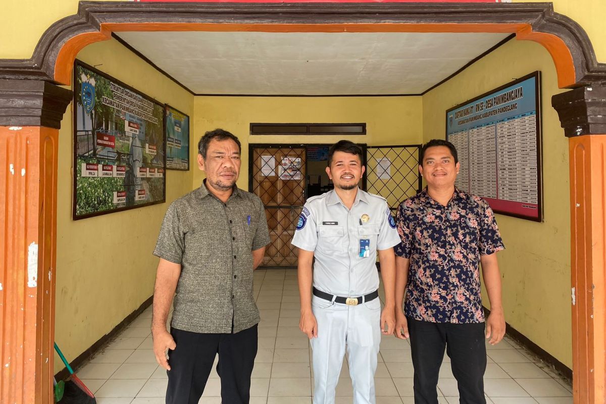 Kunjungan Petugas Jasa Raharja ke Kantor Desa Simpang Tiga Kecamatan Patia Kabupaten Pandeglang