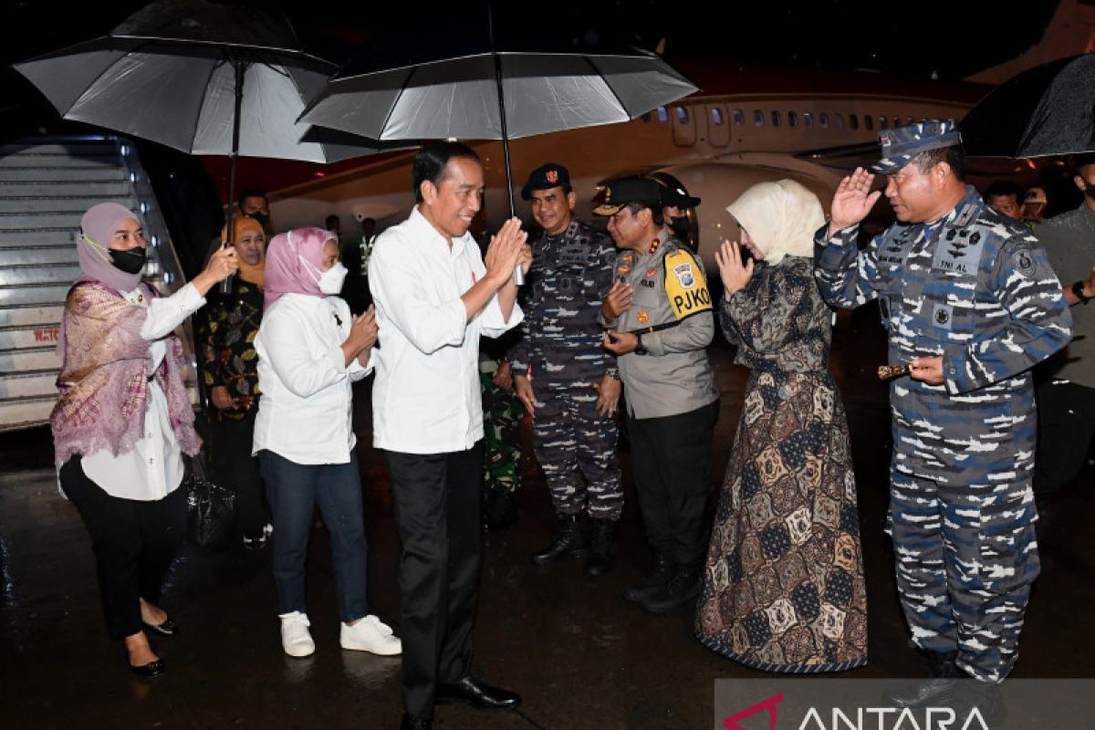 Presiden Jokowi-Iriana tiba di Sidoarjo untuk hadiri Satu Abad NU