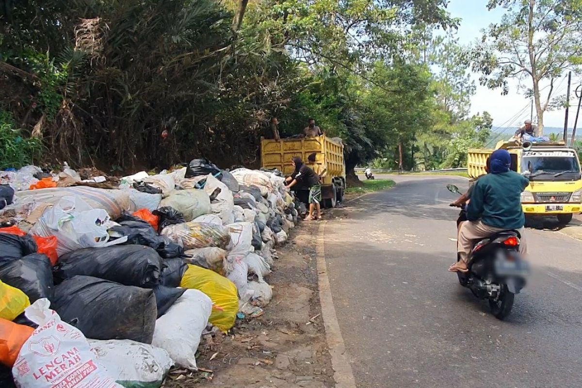 Dedi Mulyadi atasi masalah penumpukan sampah di Subang