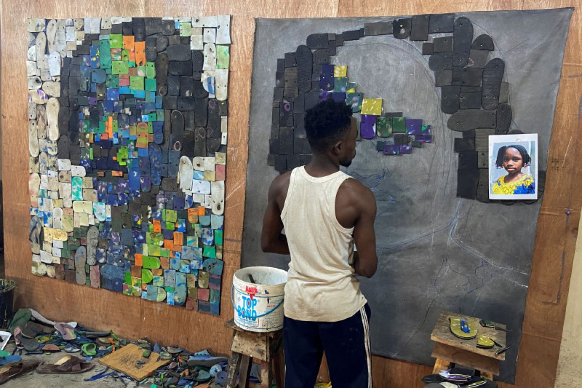 Seniman Nigeria menyulap sandal jepit menjadi potret