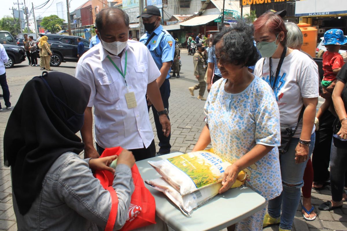 Pemkot Surabaya gelontorkan 32,3 ton beras saat operasi pasar