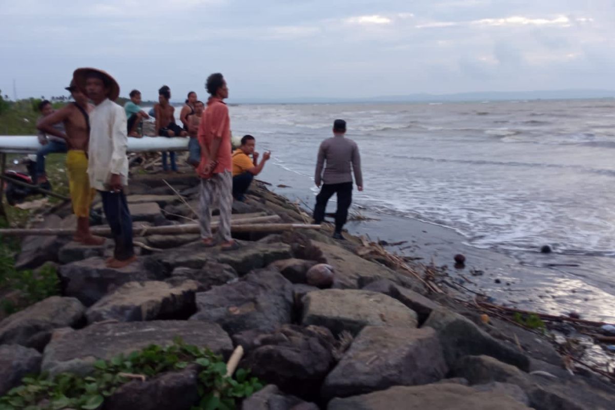 Tim SAR cari pekerja tambak korban kecelakaan laut di Pantai Cibungur