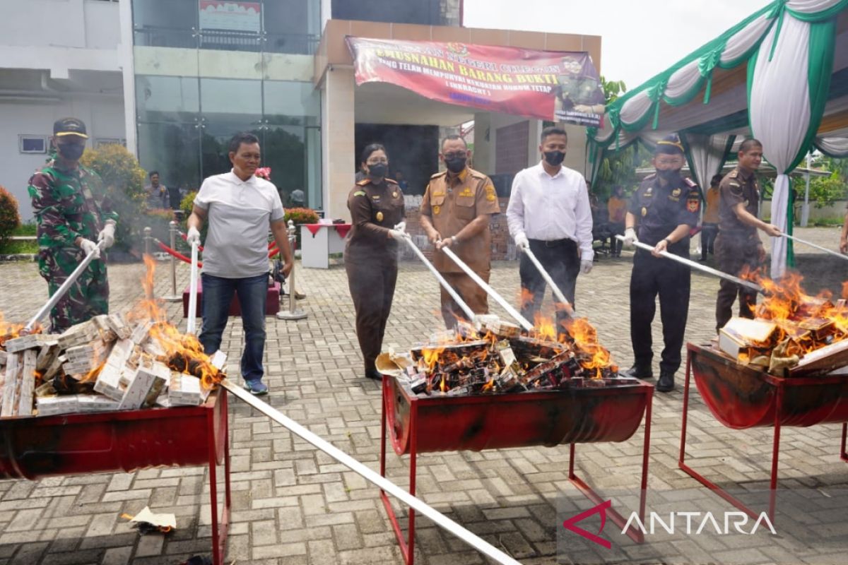 Kejaksaan Negeri Cilegon musnahkan dua juta batang rokok ilegal tanpa cukai