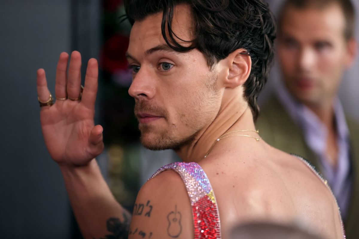 Harry Styles tampil dalam balutan jumpsuit pelangi di Grammys 2023