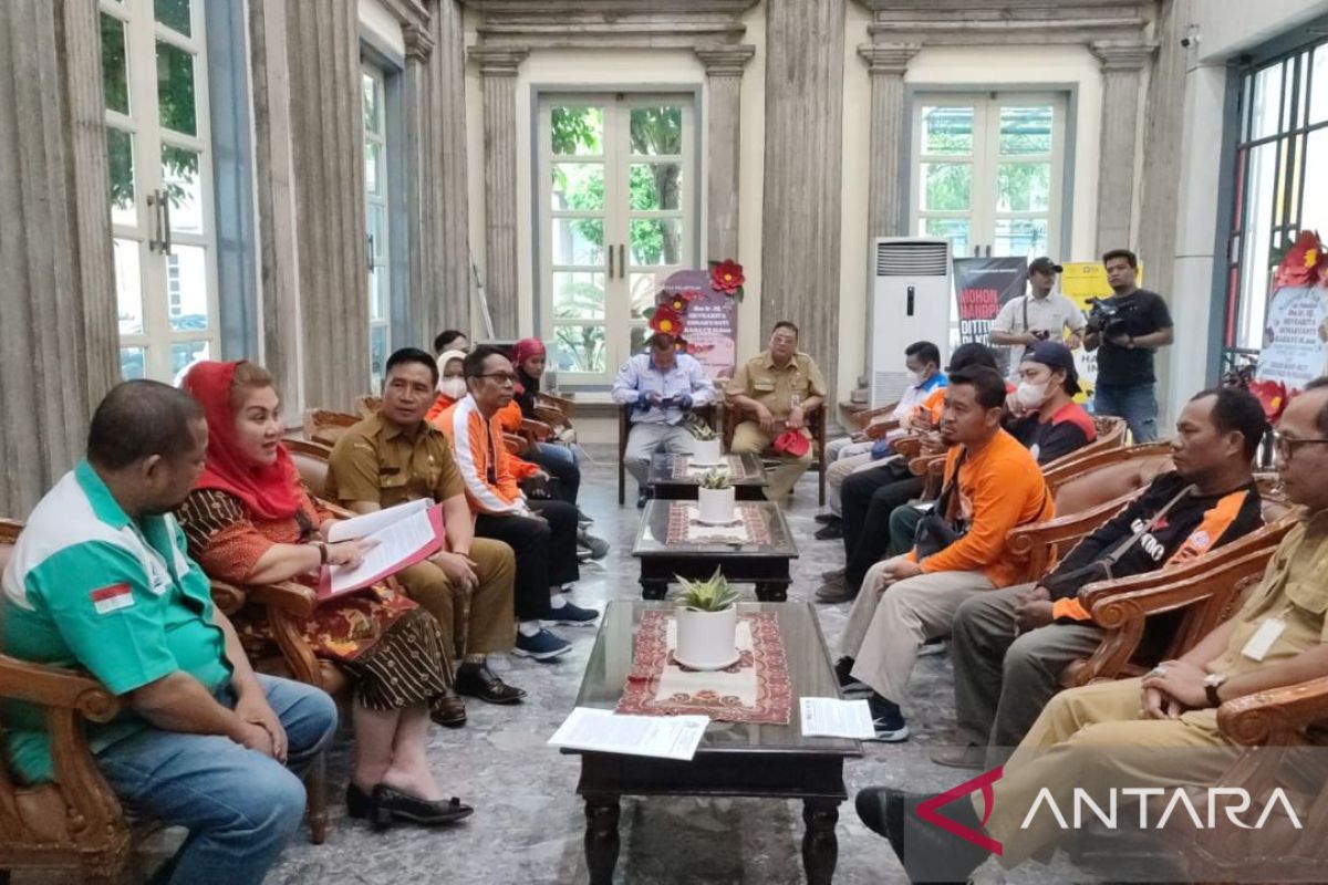 Tak terapkan UMR, buruh Semarang adukan perusahaan