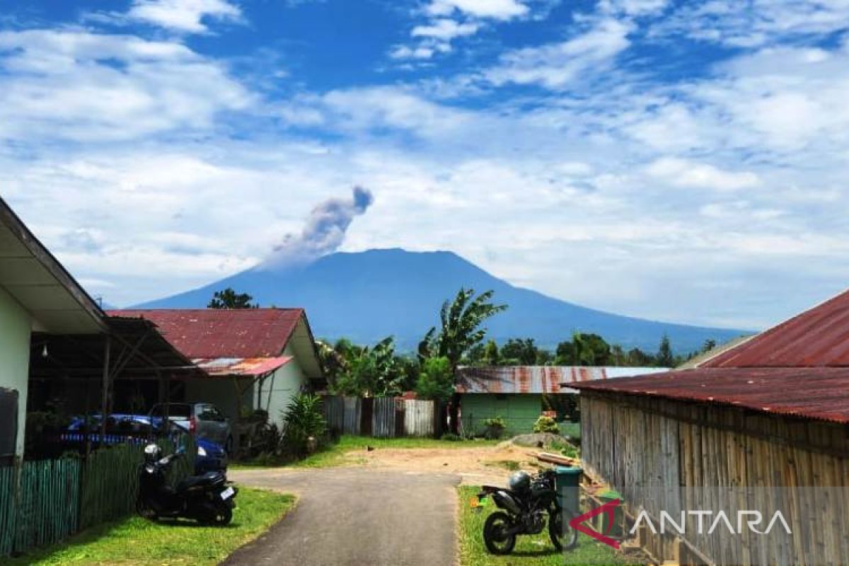 Aktivitas sempat menurun, Gunung Marapi Sumbar kembali erupsi setinggi 400 meter