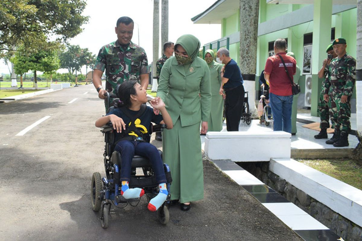 Korem 071 serahkan kursi roda adaptif ke penyandang disabilitas