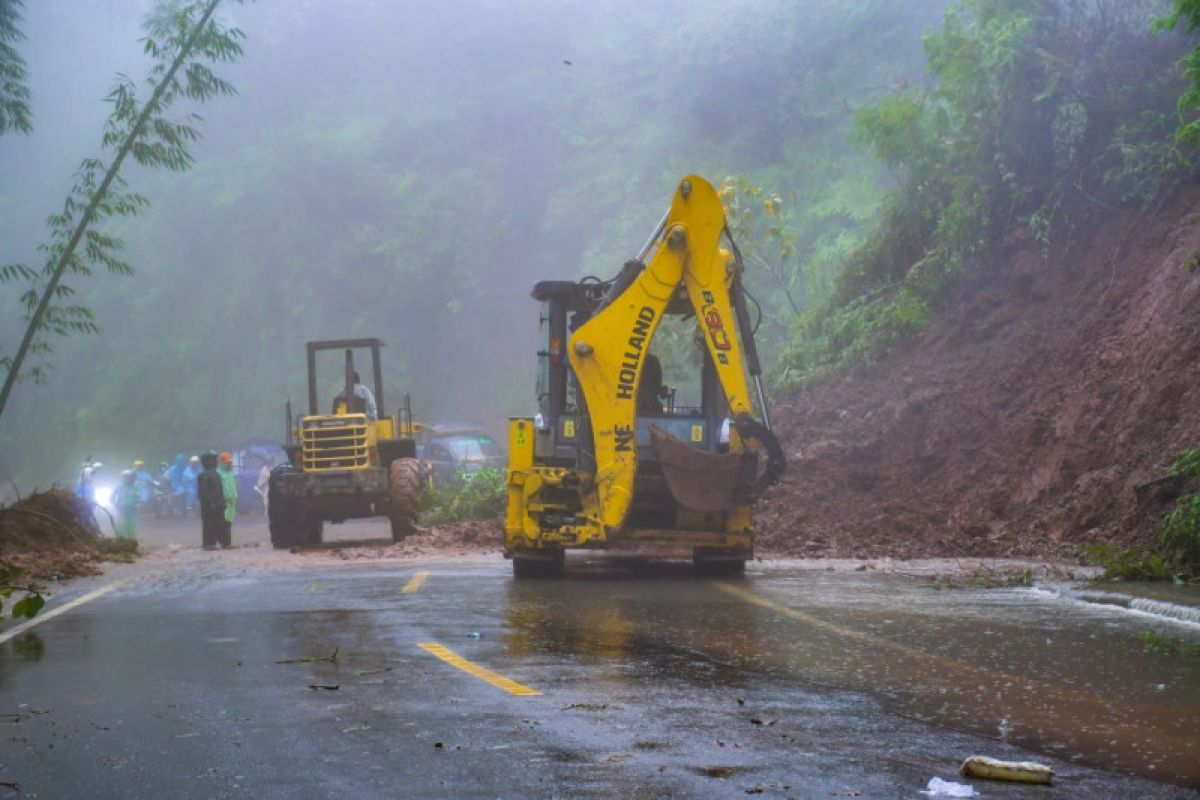 Ruas jalan Ruteng-Reo di NTT tertutup tanah longsor