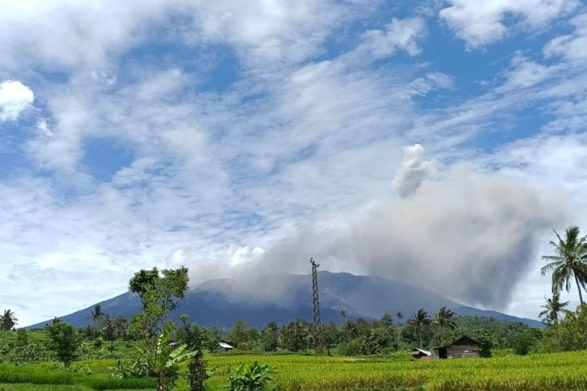 Gunung Marapi di Sumbar kembali mengalami erupsi setinggi 400 meter