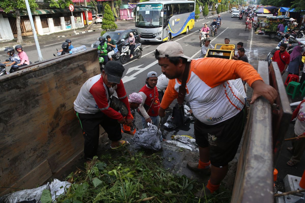 Kerja bakti Surabaya Bergerak tangani 700 ton lebih sampah