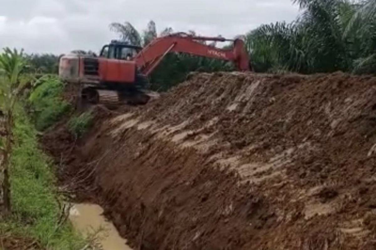 Warga stop paksa excavator perusahaan perkebunan gali parit gajah