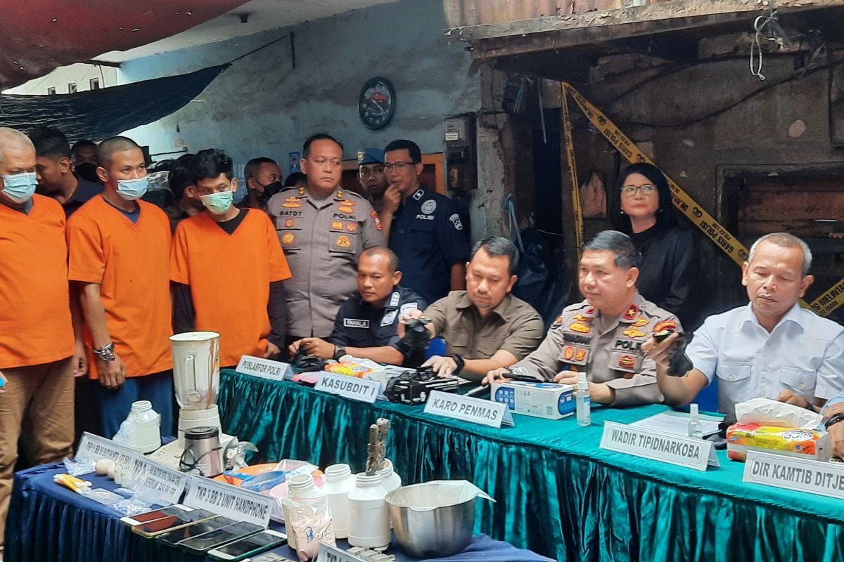 Tiga bulan membuat ekstasi di rumah padat penduduk, polisi tetapkan empat tersangka