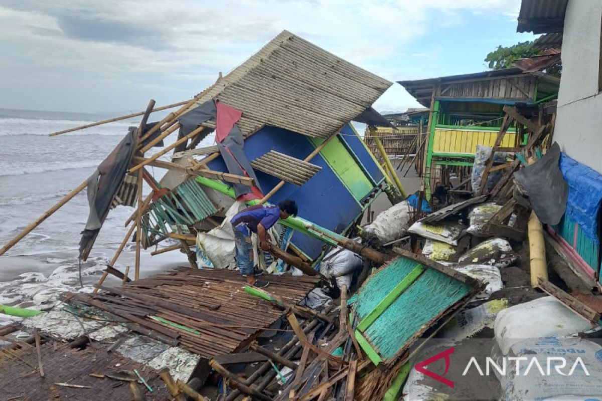 Banjir rob rusak bangunan di pesisir pantai selatan Kabupaten Sukabumi