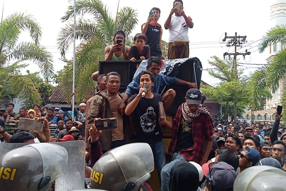 Diduga minta warganya "bugil", Kades Ungge Lombok Tengah didemo