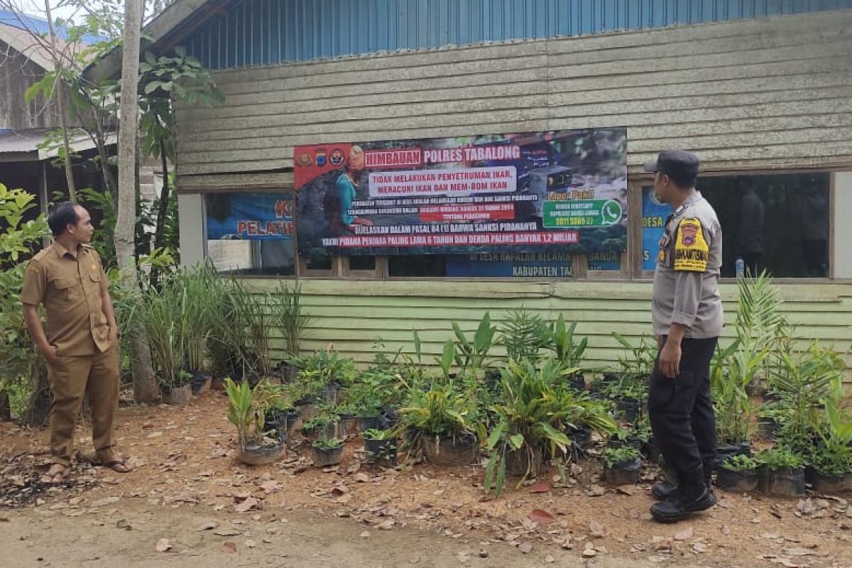 Polsek Banua Lawas pasang spanduk larangan penyetruman ikan