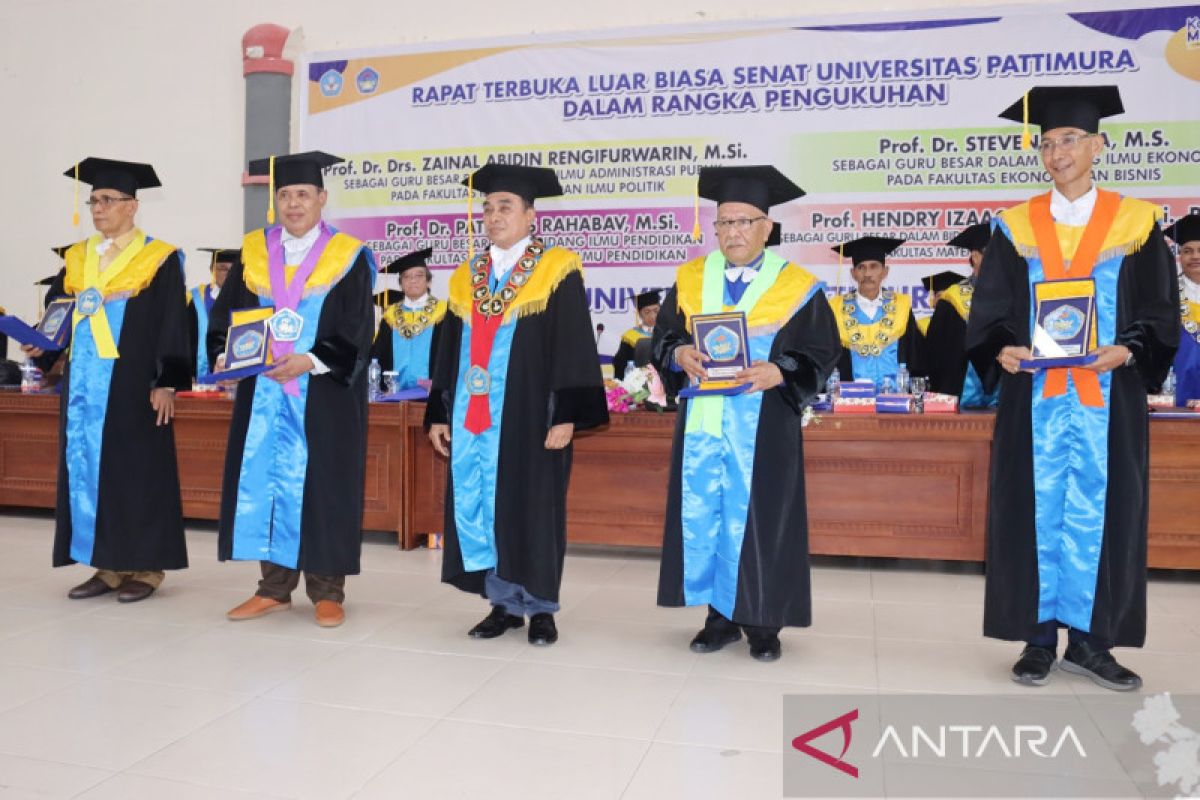 Universitas Pattimura kukuhkan empat guru besar baru