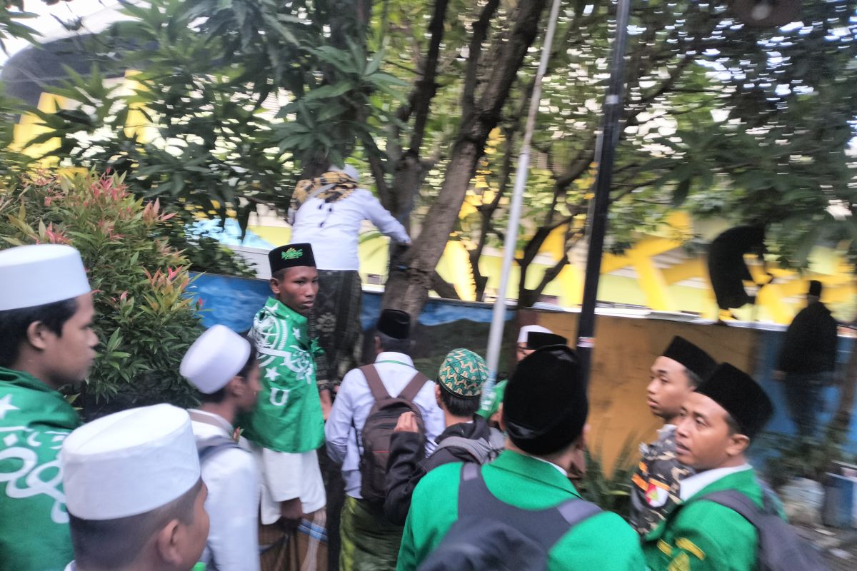 Sejumlah peserta seabad NU nekad naik pagar masuk Stadion Gelora Delta