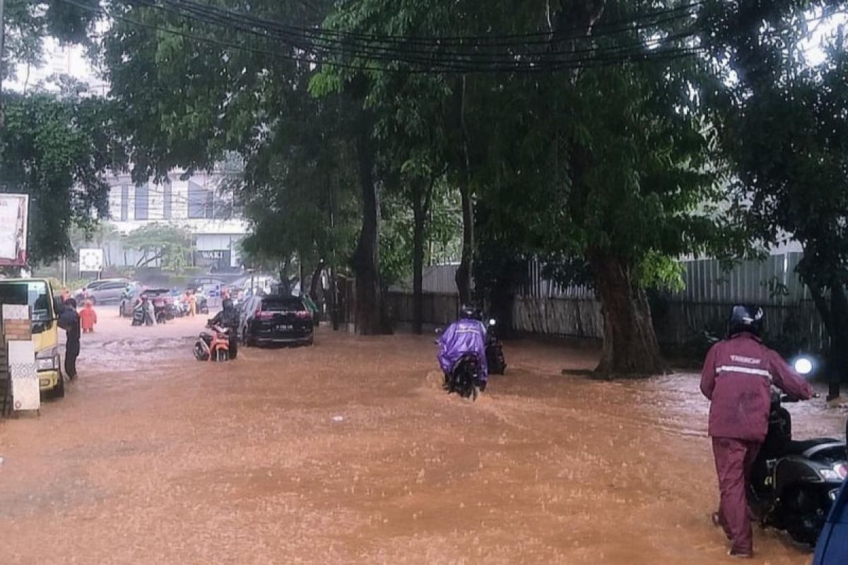 BPBD DKI kerahkan petugas sedot genangan di lima ruas jalan