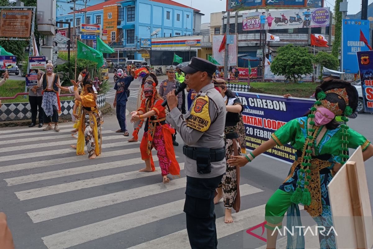 Polresta Cirebon ajak penari topeng-punakawan sosialisasi keselamatan