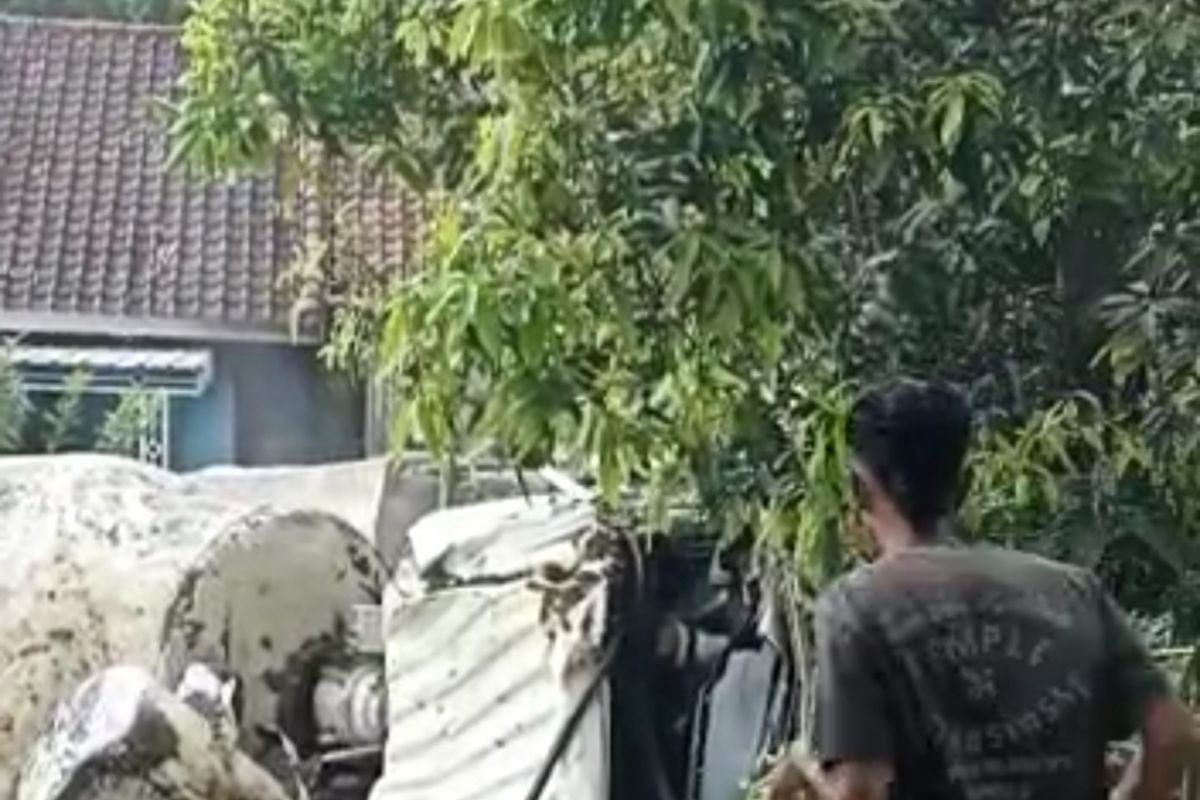 Truk molen beton terguling di jalan raya Selong Belanak (Video)