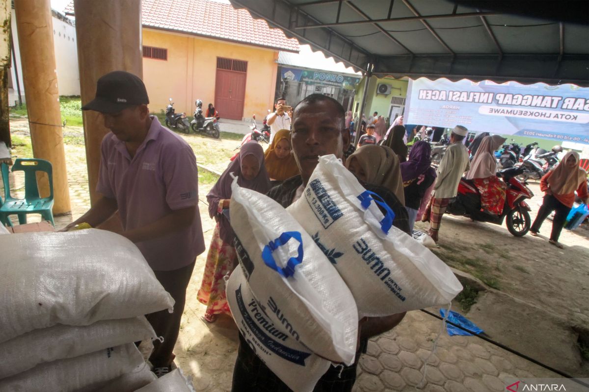 FOTO - Operasi Pasar Sembako Murah di Lhokseumawe