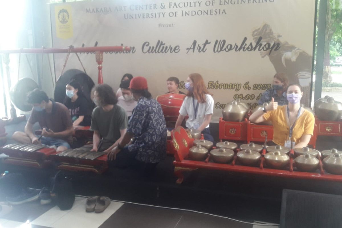 Mahasiswa Queensland University belajar membatik dan gamelan di UI