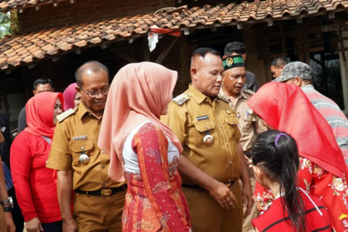 Bupati Lampung Selatan  bantu warga yang rumahnya roboh