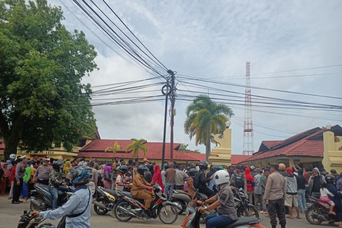 Ratusan warga Kecamatan MHS aksi damai ke Mapolres Ketapang