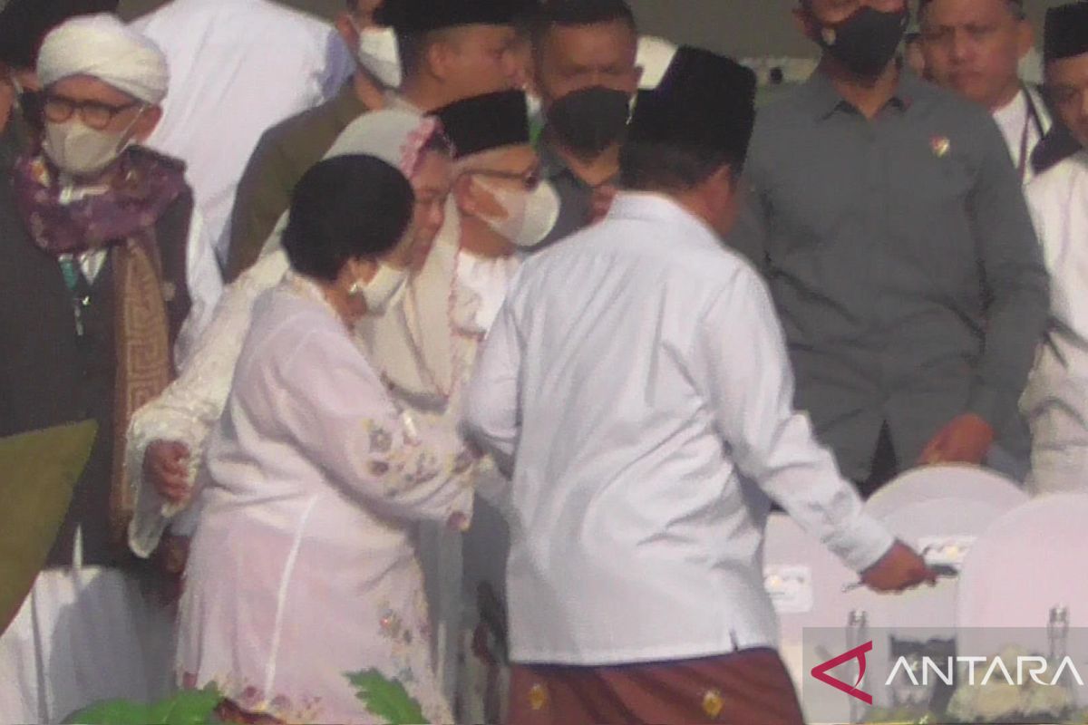 Gandeng tangan Megawati, Prabowo dielu-elukan 