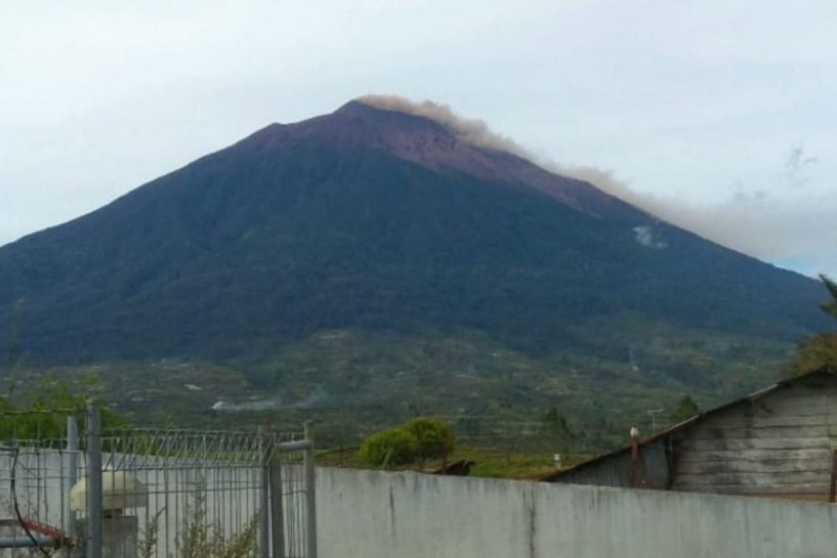 Gunung Kerinci erupsi, semburan abu capai 150 meter