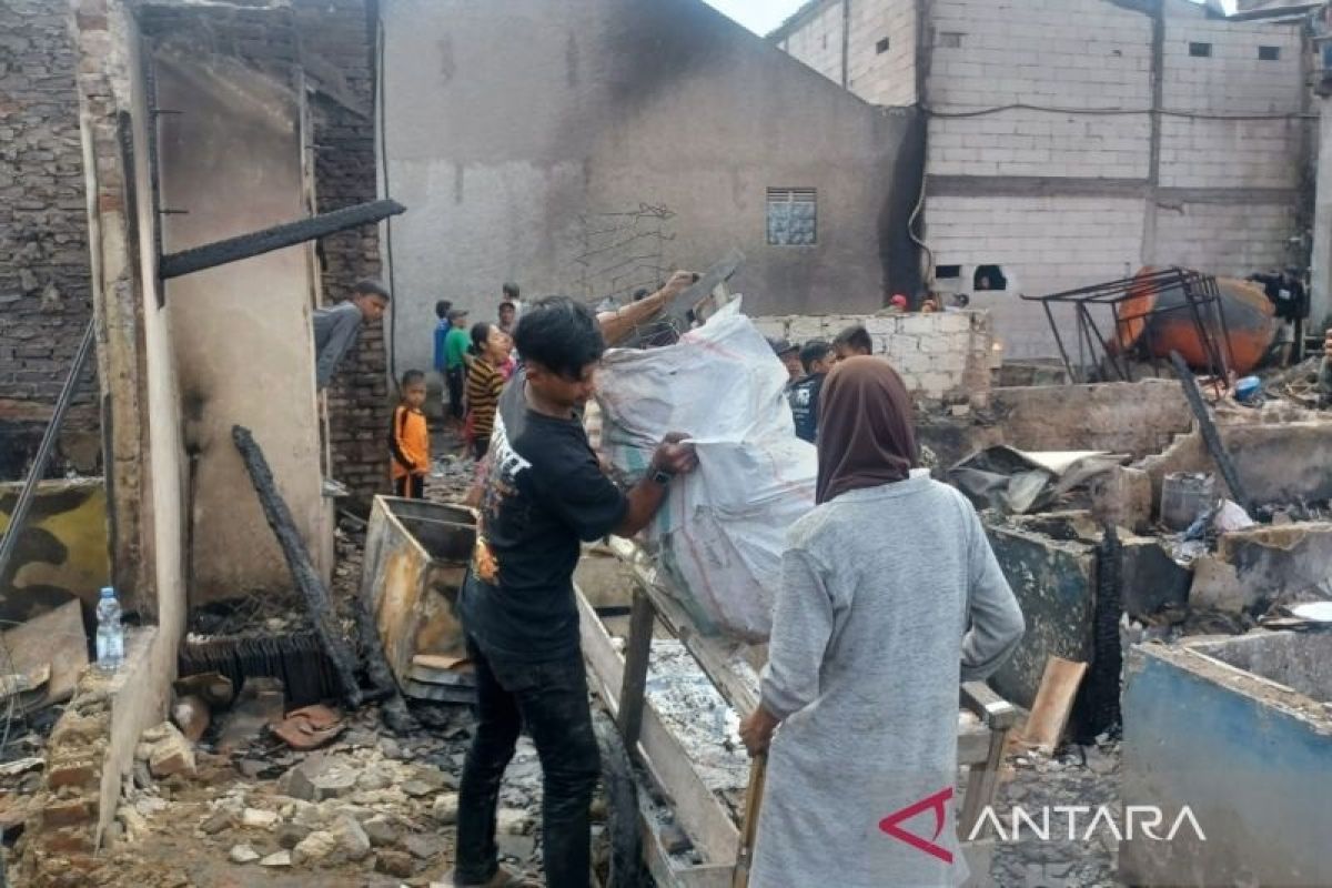 Kebakaran melanda 25 unit rumah dan memaksa 102 orang mengungsi di Bandung