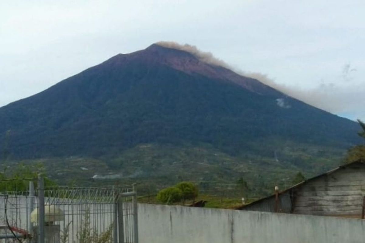 Gunung Kerinci alami erupsi, semburan abu capai 150 meter