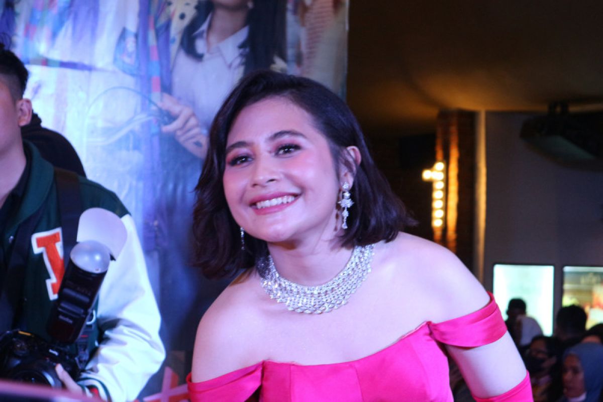 Prilly Latuconsina ceritakan kisah cinta pertamanya saat SMA