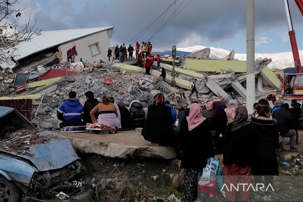 Bocah kembar di Turki dievakuasi dari bawah puing 40 jam setelah gempa