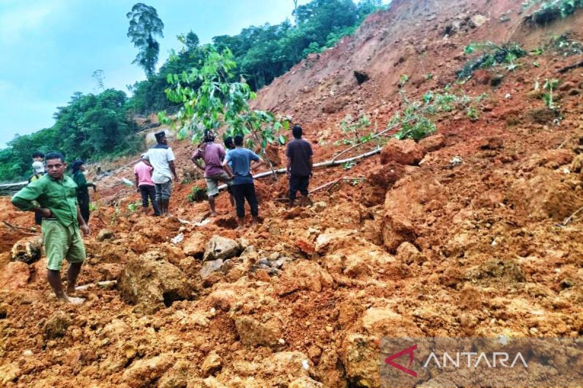 BPBD Nagan Raya mengerahkan 18 personel cari korban tertimbun longsor