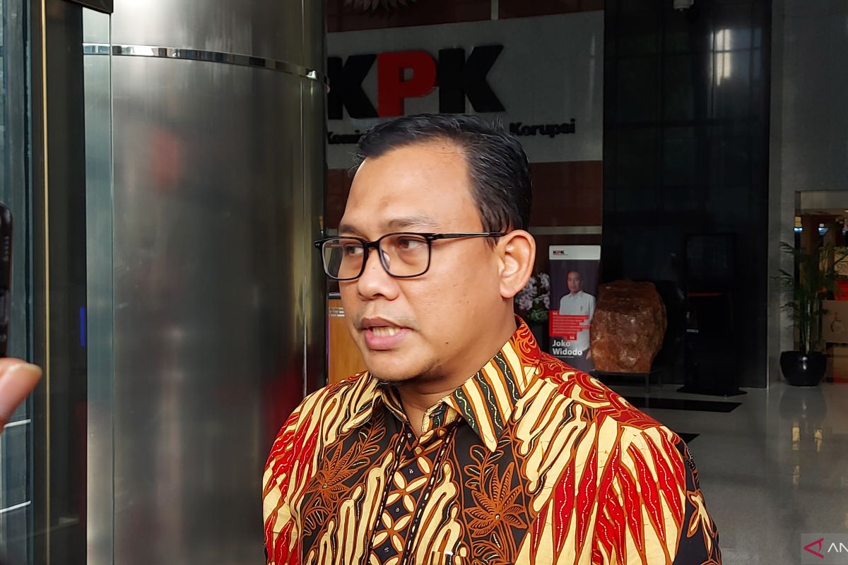 KPK sita barang bukti kasus tersangka Lukas Enembe usai geledah DPUPR Papua