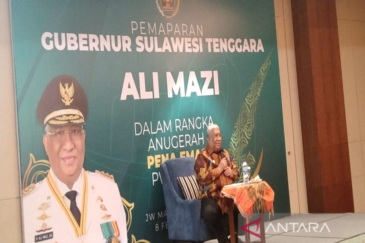 Gubernur Ali Mazi menerima Anugerah Pena Emas dari PWI Pusat