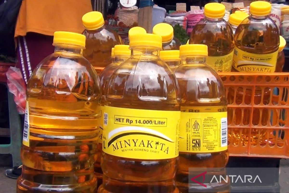 Harga minyak goreng di pasar tradisional Ambon Maluku masih normal