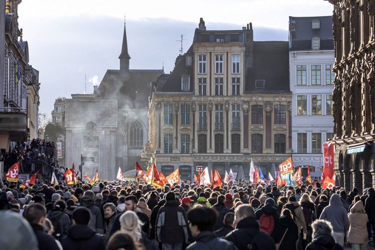 Unjuk rasa di Prancis memprotes rencana reformasi pensiun pemerintah