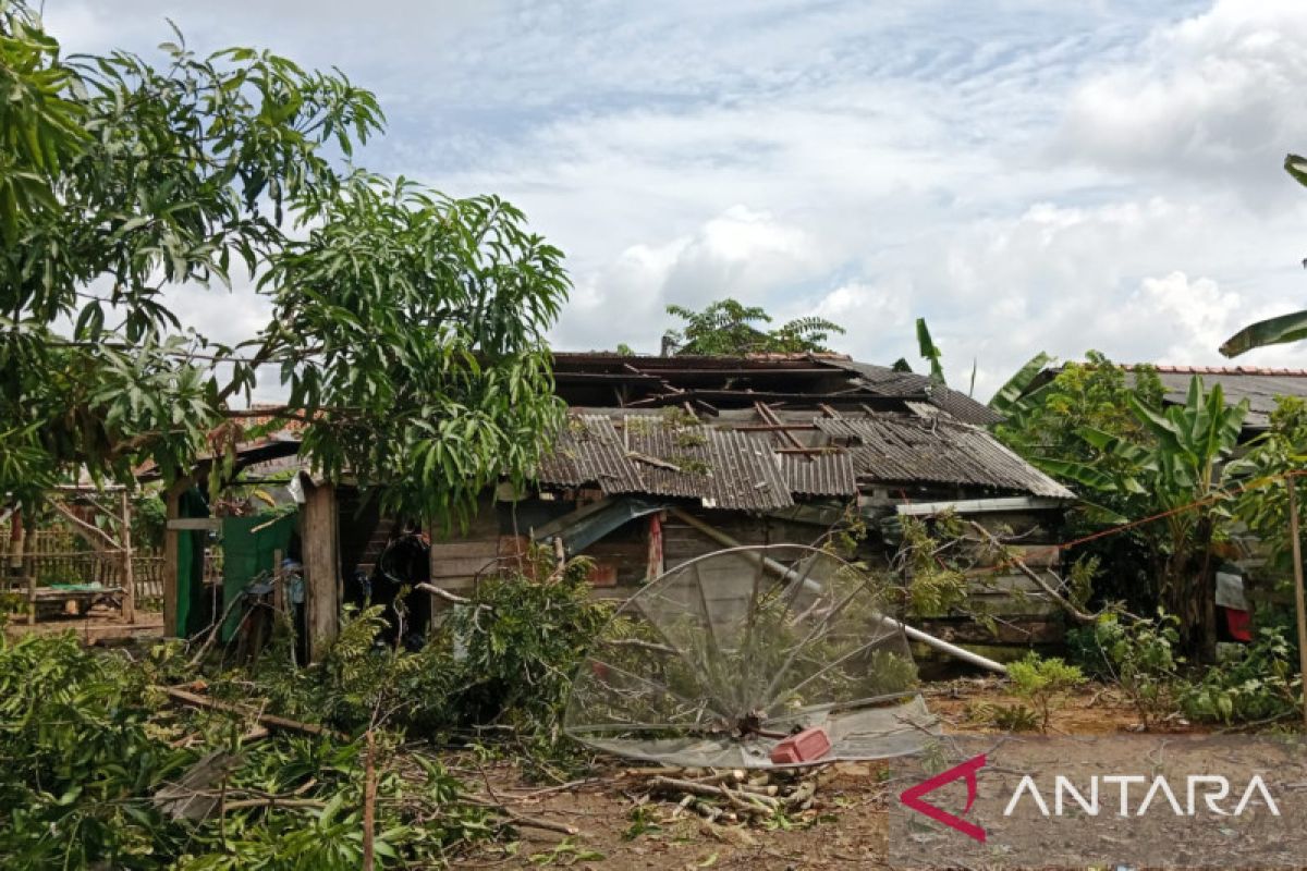 Rumah warga OKU rusak berat diterjang puting beliung