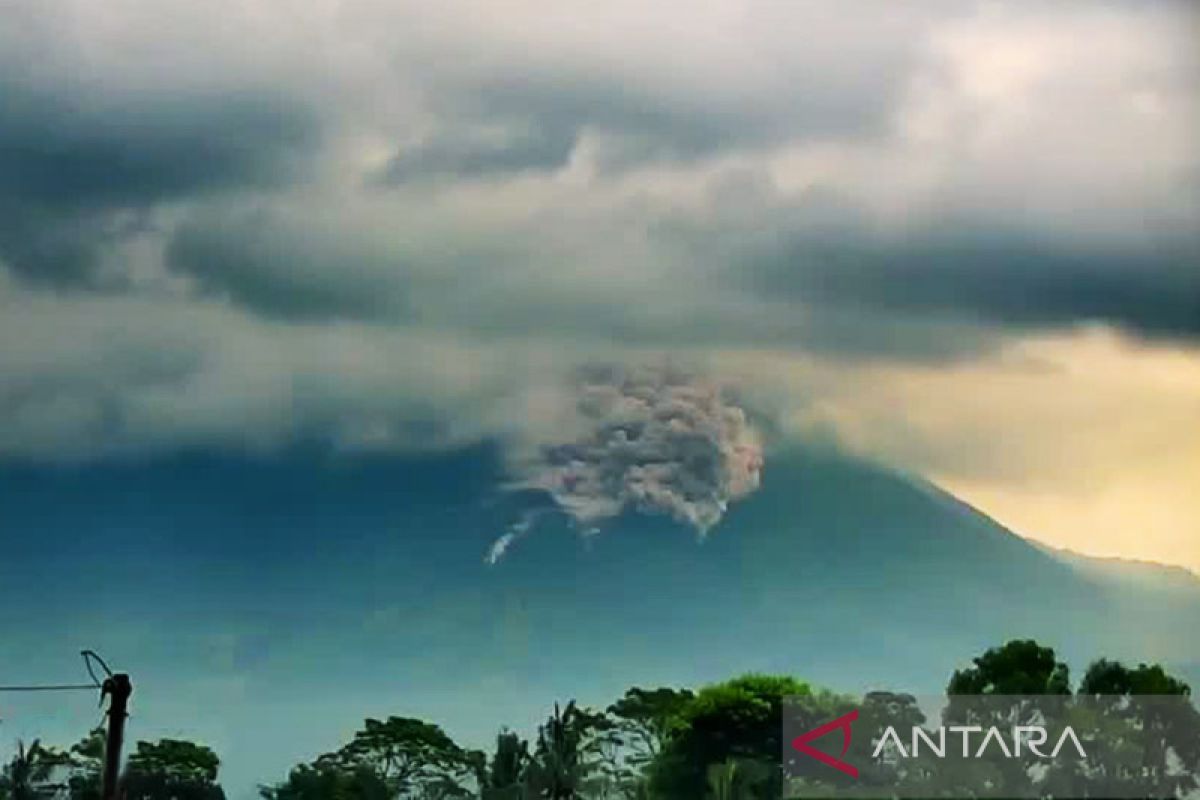 Merapi luncurkan awan panas guguran 1,5 km ke arah Kali Boyong